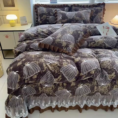 91家纺网 家纺一手货源 找家纺 艺慕家纺 2025新款时尚印花牛奶绒床盖四件套棕韵叶语