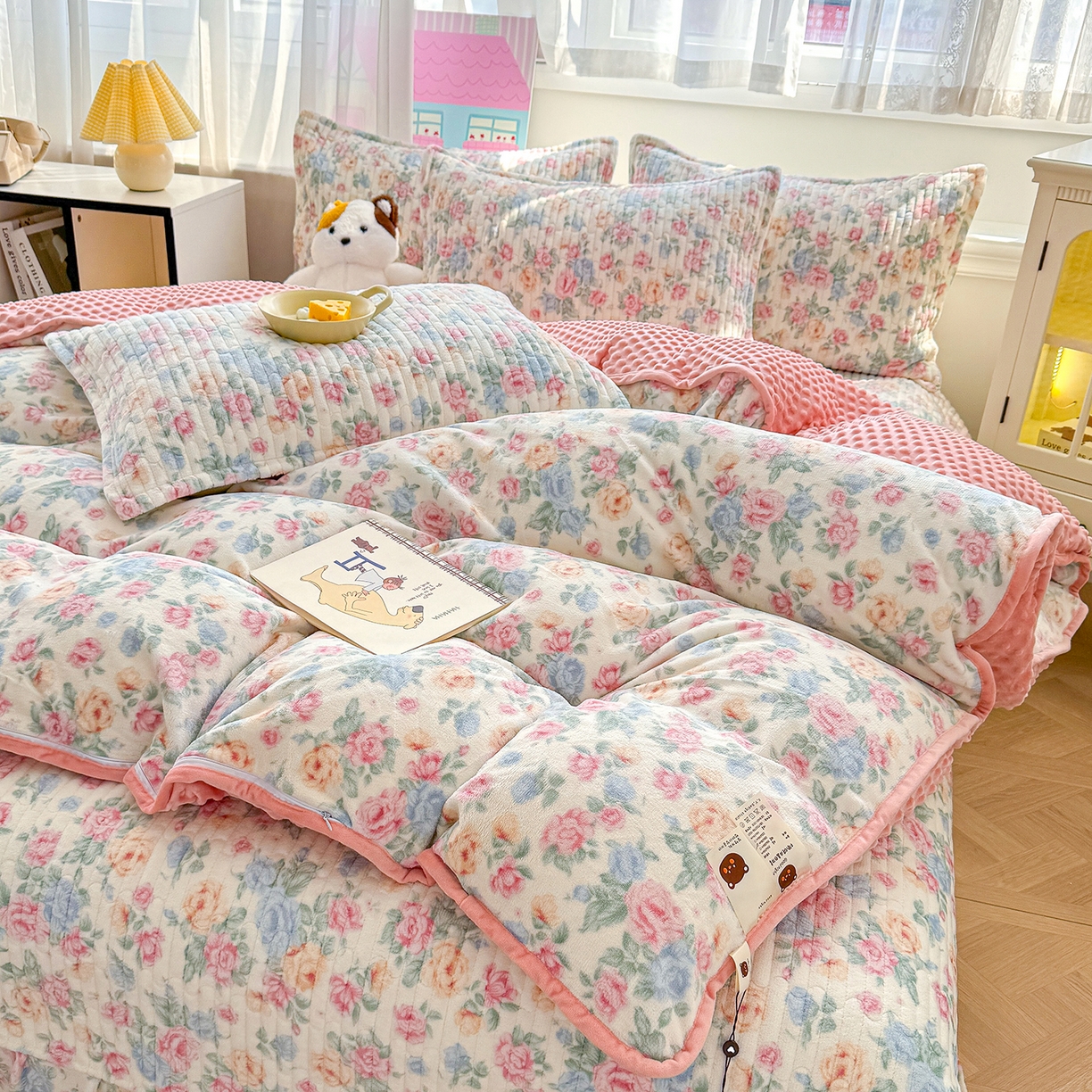 91家纺网 家纺一手货源 找家纺 豫见家纺 2025新款加厚高克重牛奶绒豆豆绒花边床盖四件套 花酿