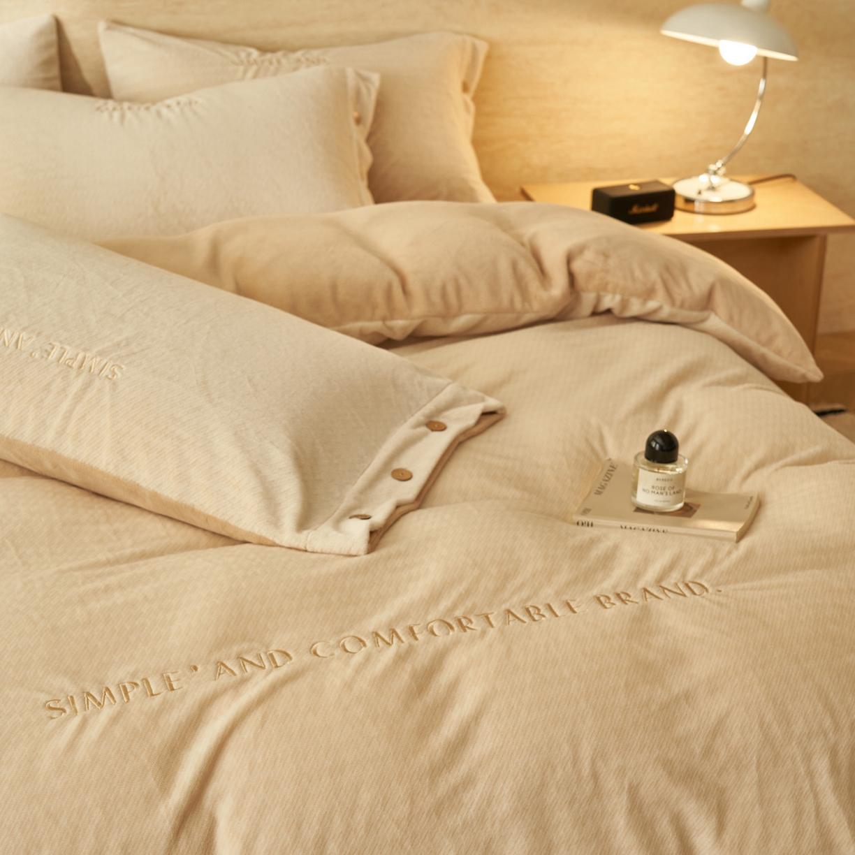 91家纺网 家纺一手货源 找家纺 寐绸家纺 2025秋冬新款230g雪貂绒阳离子提花牛奶绒四件套 雪貂绒-米黄