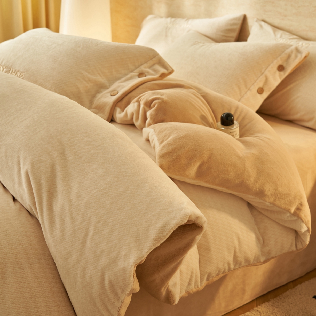 91家纺网 家纺一手货源 找家纺 寐绸家纺 2025秋冬新款230g雪貂绒阳离子提花牛奶绒四件套 雪貂绒-米黄