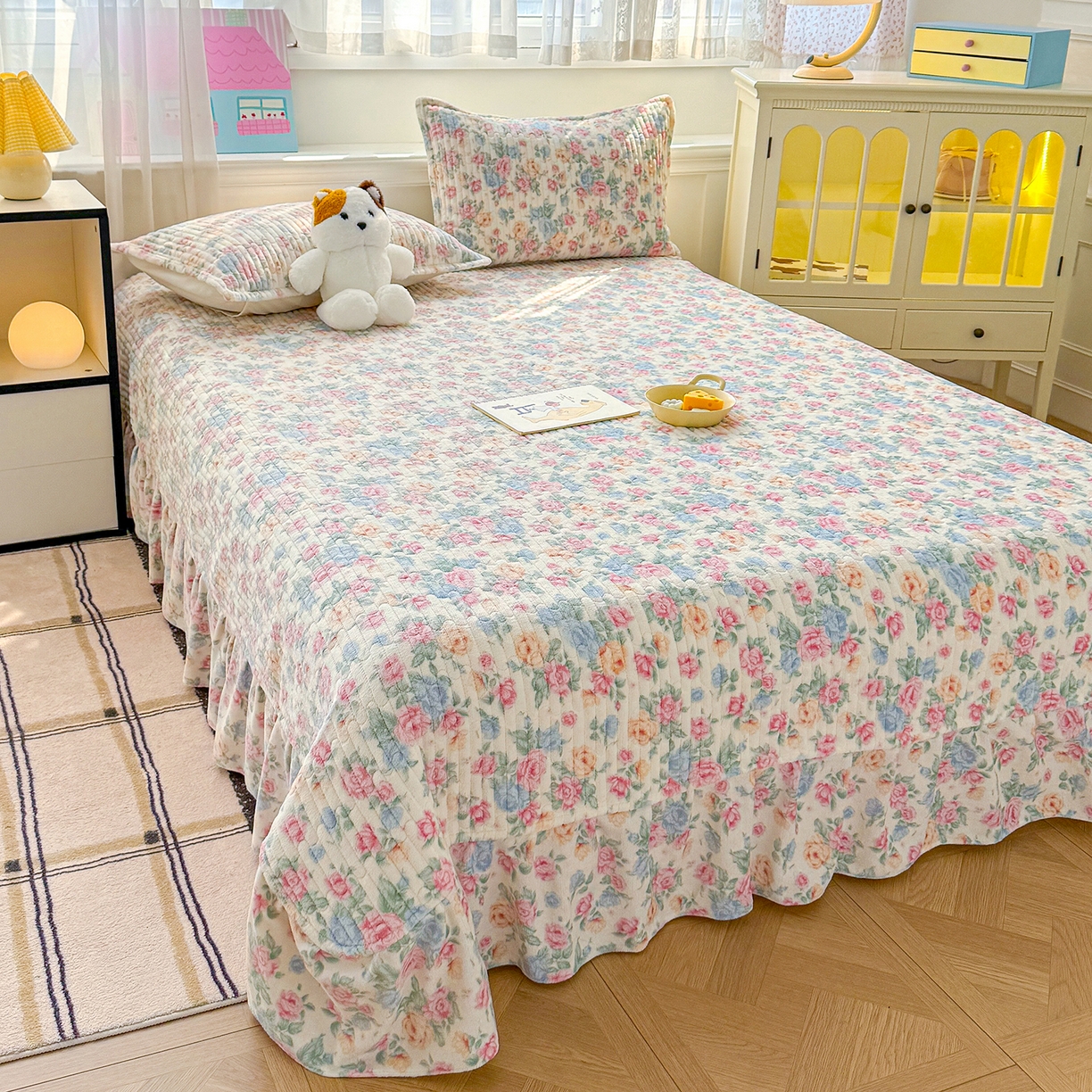 91家纺网 家纺一手货源 找家纺 豫见家纺 2025新款加厚高克重牛奶绒豆豆绒花边床盖四件套 花酿