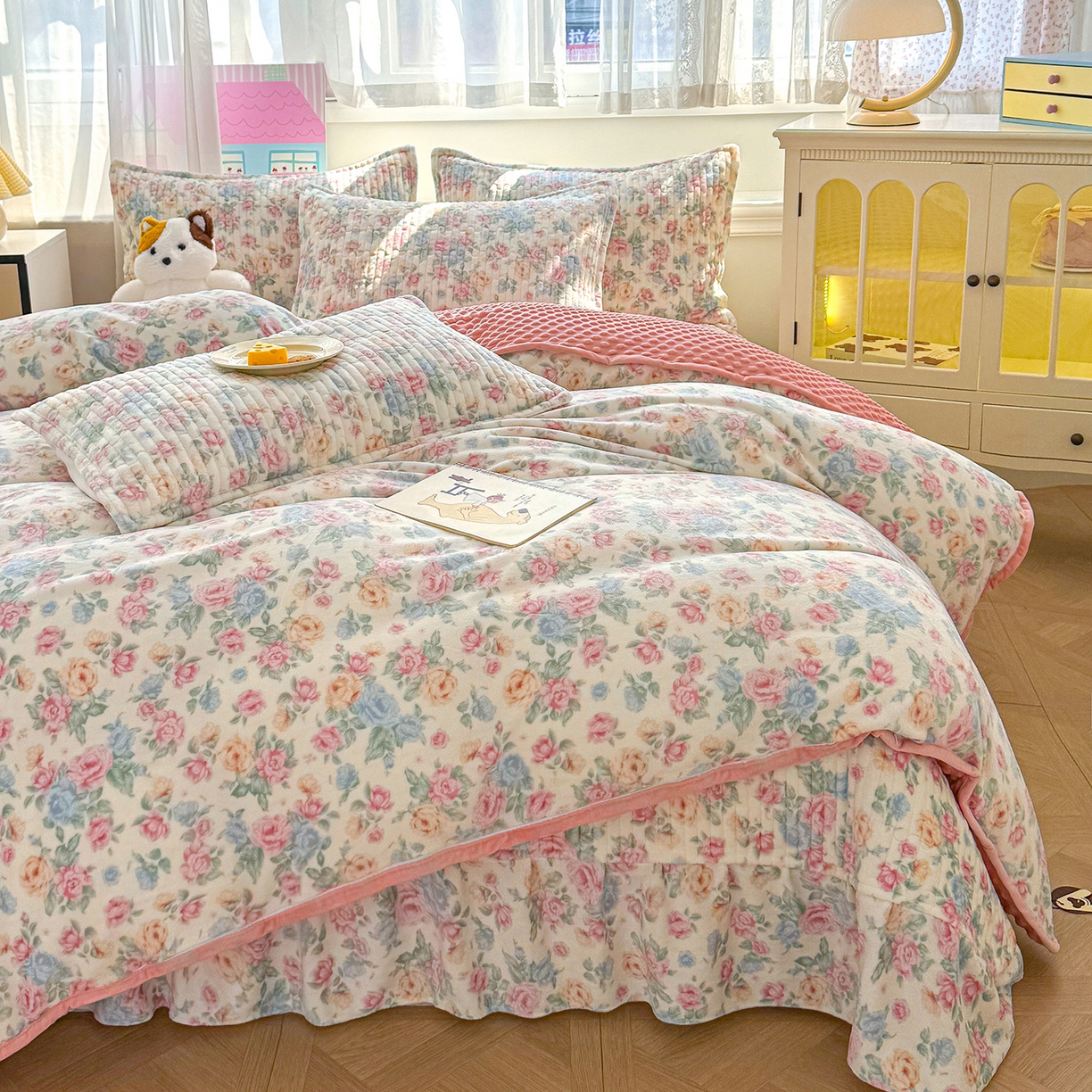 91家纺网 家纺一手货源 找家纺 豫见家纺 2025新款加厚高克重牛奶绒豆豆绒花边床盖四件套 花酿