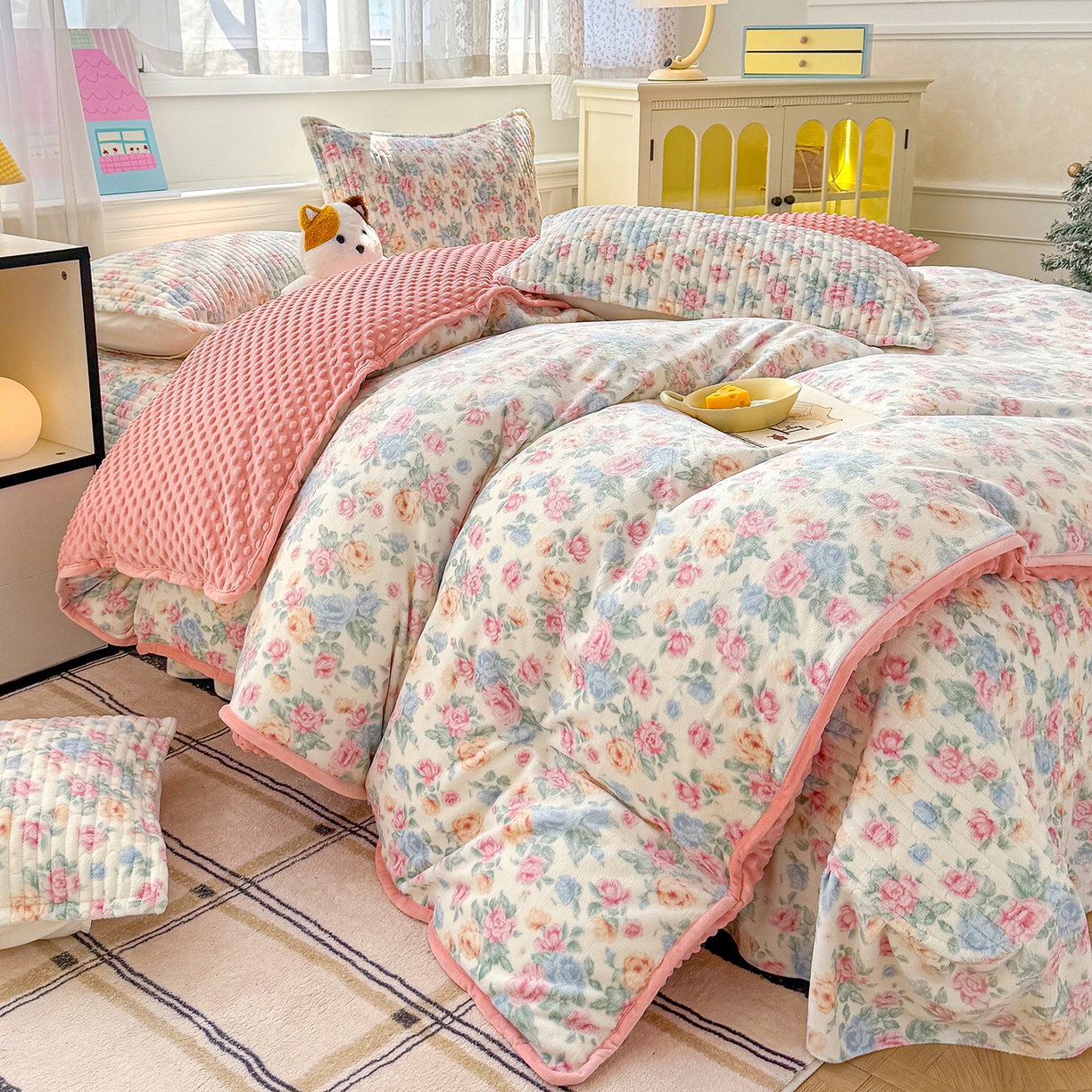 91家纺网 家纺一手货源 找家纺 豫见家纺 2025新款加厚高克重牛奶绒豆豆绒花边床盖四件套 花酿