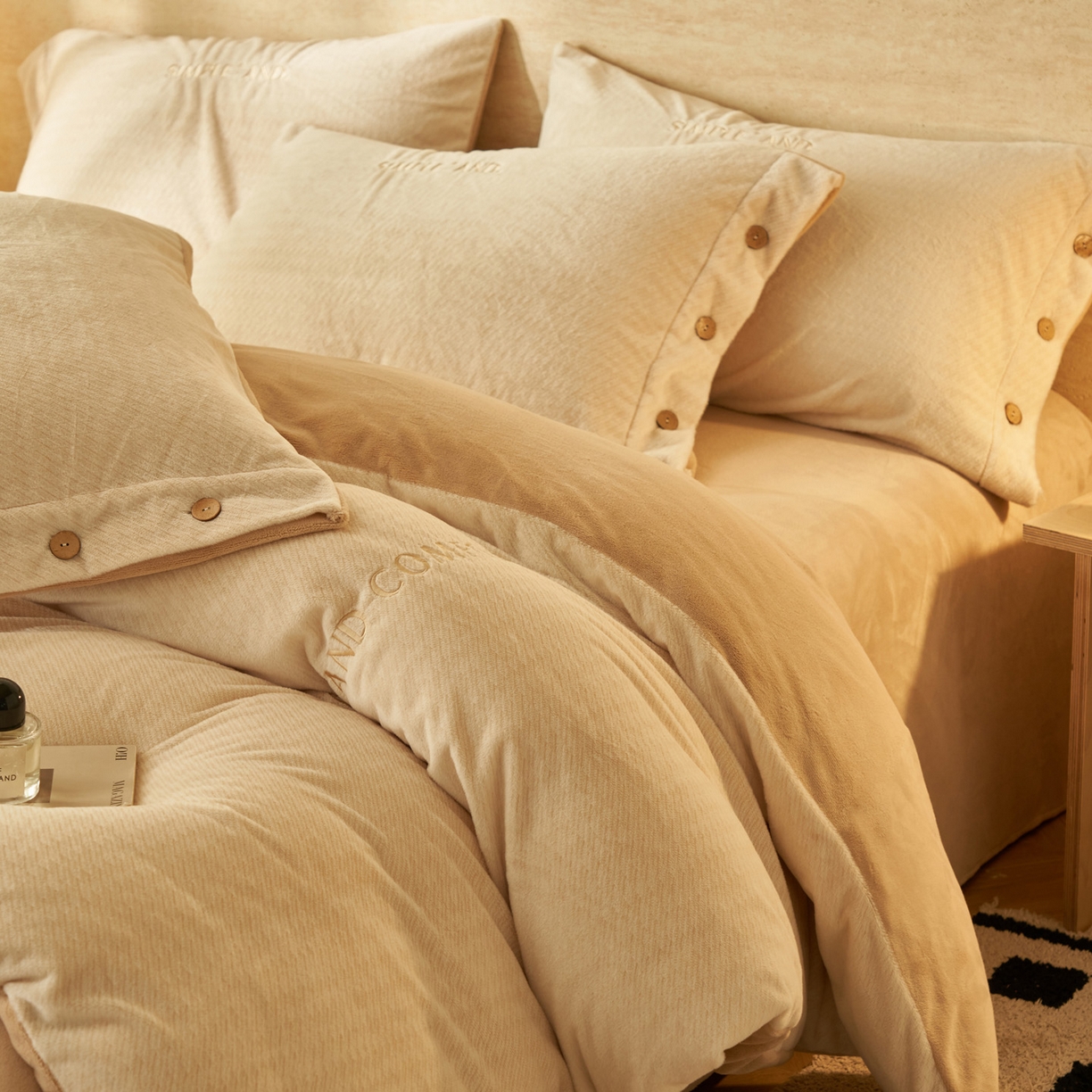 91家纺网 家纺一手货源 找家纺 寐绸家纺 2025秋冬新款230g雪貂绒阳离子提花牛奶绒四件套 雪貂绒-米黄