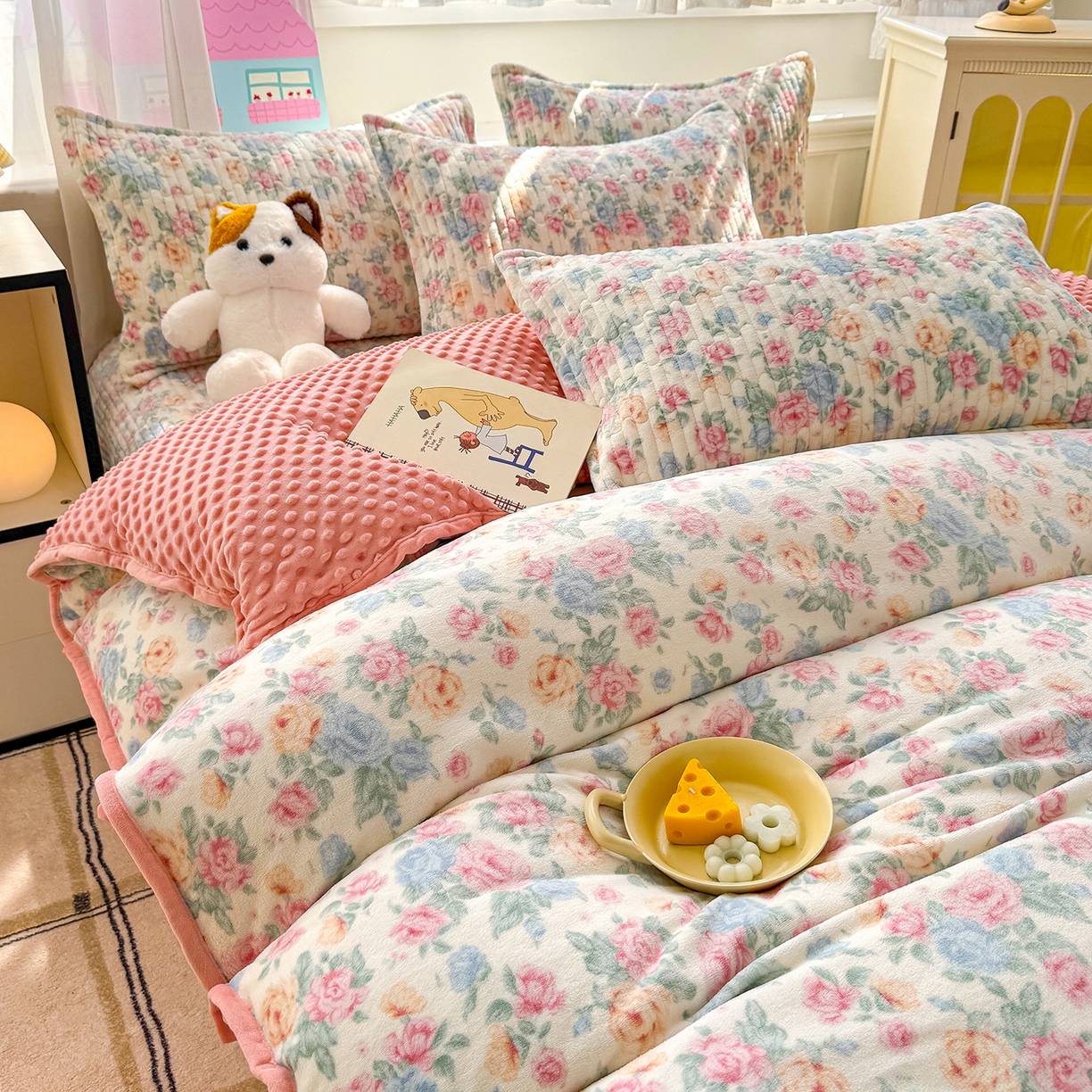 91家纺网 家纺一手货源 找家纺 豫见家纺 2025新款加厚高克重牛奶绒豆豆绒花边床盖四件套 花酿