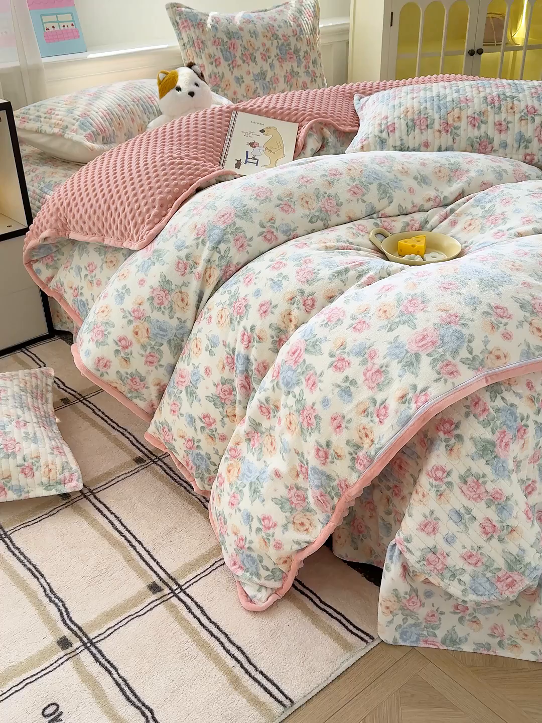 91家纺网 家纺一手货源 找家纺 豫见家纺 2025新款加厚高克重牛奶绒豆豆绒花边床盖四件套 花酿