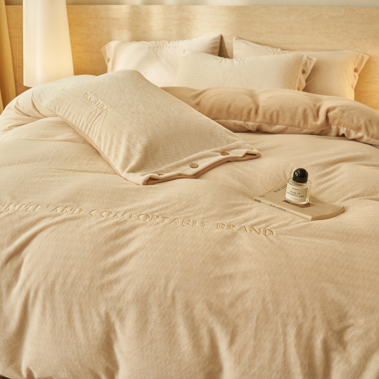 91家纺网 家纺一手货源 找家纺 寐绸家纺 2025秋冬新款230g雪貂绒阳离子提花牛奶绒四件套 雪貂绒-米黄