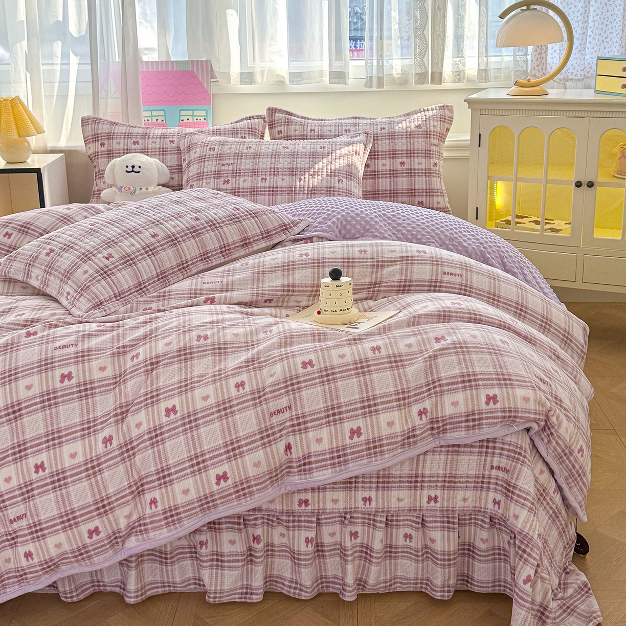 91家纺网 家纺一手货源 找家纺 豫见家纺 2025新款加厚高克重牛奶绒豆豆绒花边床盖四件套 格韵紫