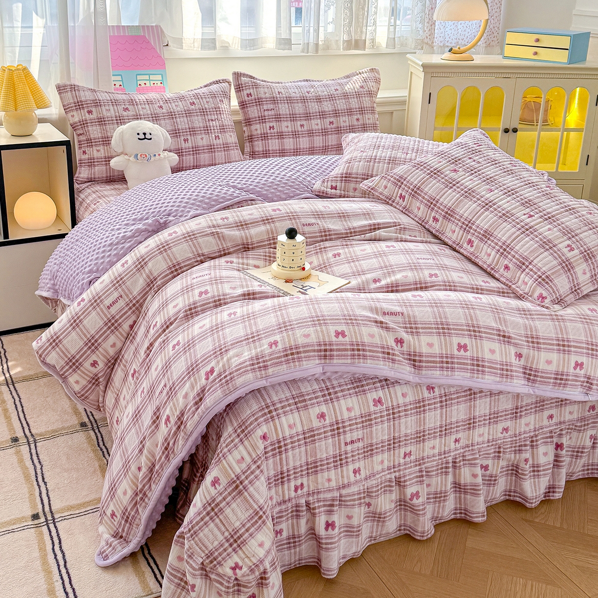 91家纺网 家纺一手货源 找家纺 豫见家纺 2025新款加厚高克重牛奶绒豆豆绒花边床盖四件套 格韵紫