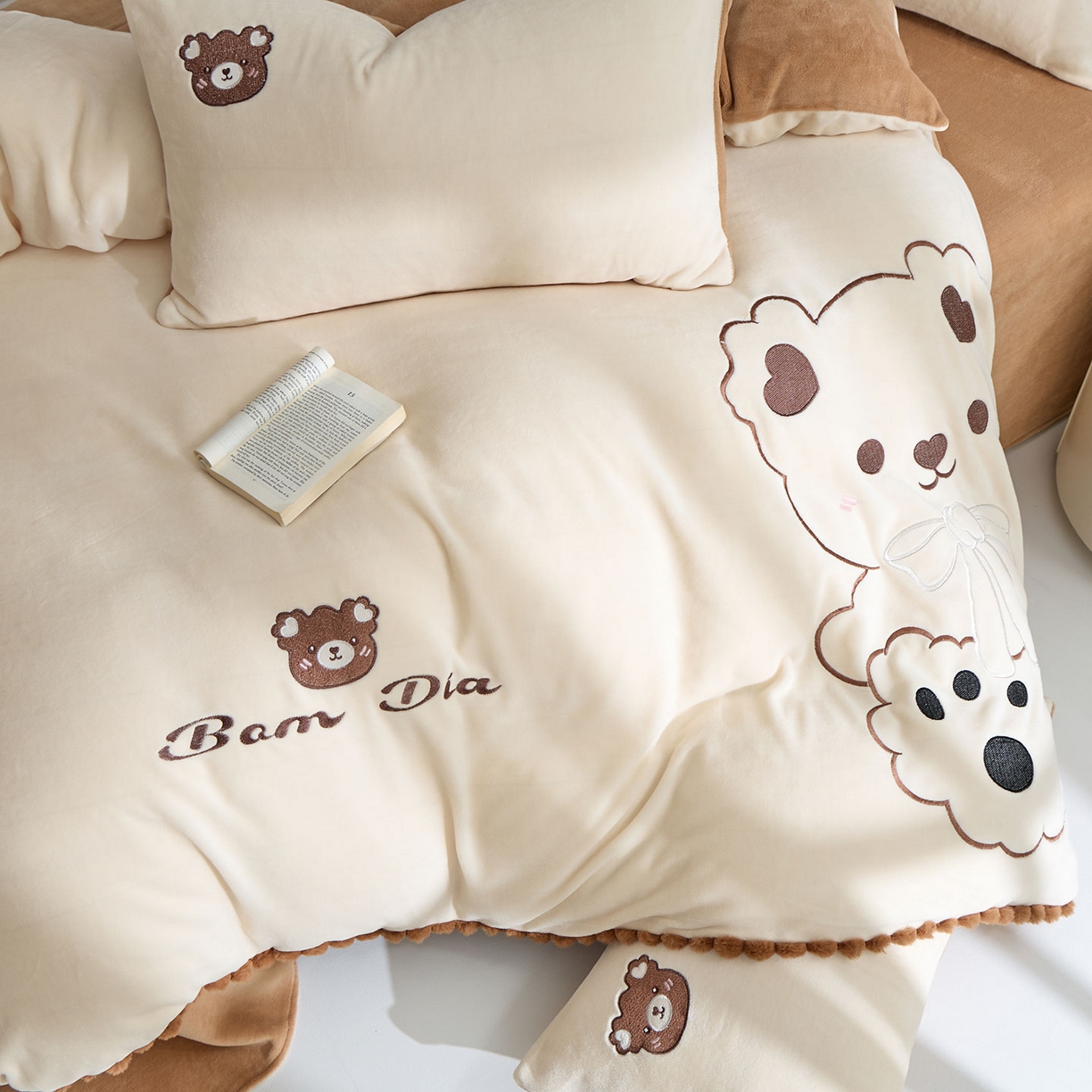 91家纺网 家纺一手货源 找家纺 （总）蓝邻家纺 2025新款牛奶绒大版刺绣四件套-卡通系列