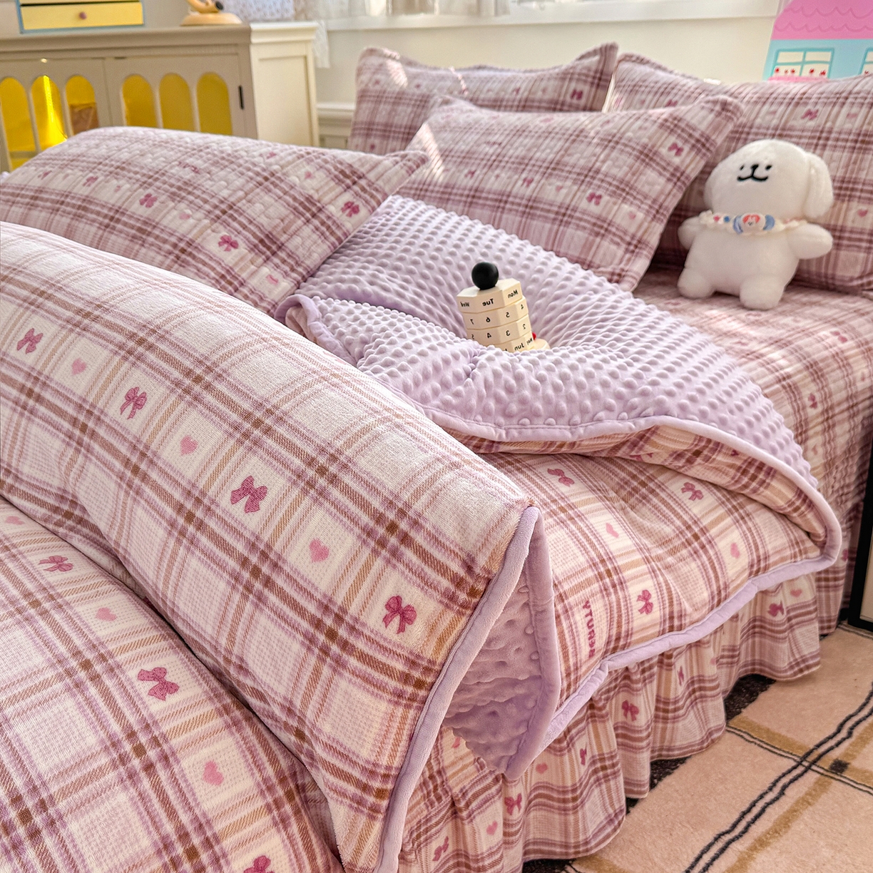 91家纺网 家纺一手货源 找家纺 豫见家纺 2025新款加厚高克重牛奶绒豆豆绒花边床盖四件套 格韵紫