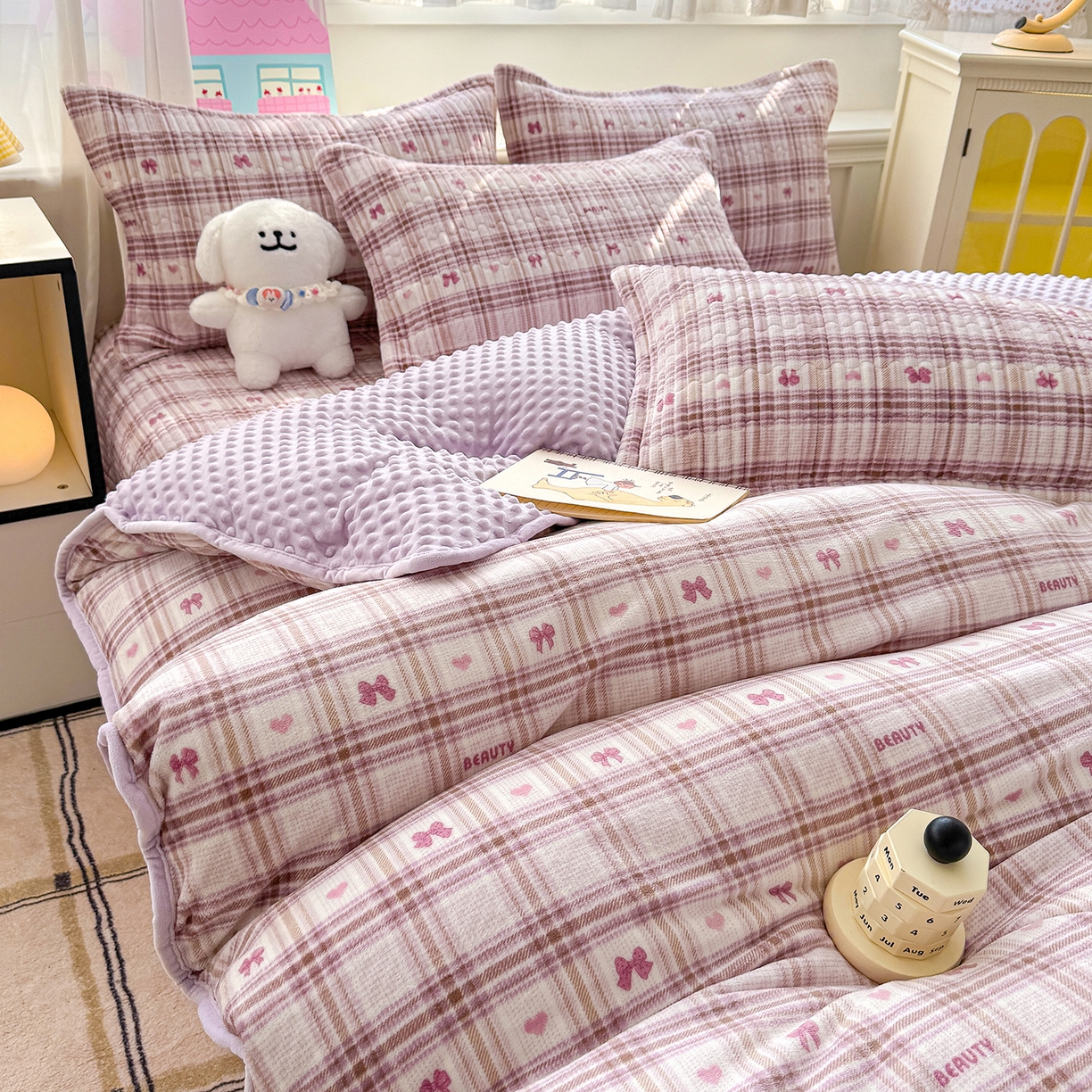 91家纺网 家纺一手货源 找家纺 豫见家纺 2025新款加厚高克重牛奶绒豆豆绒花边床盖四件套 格韵紫