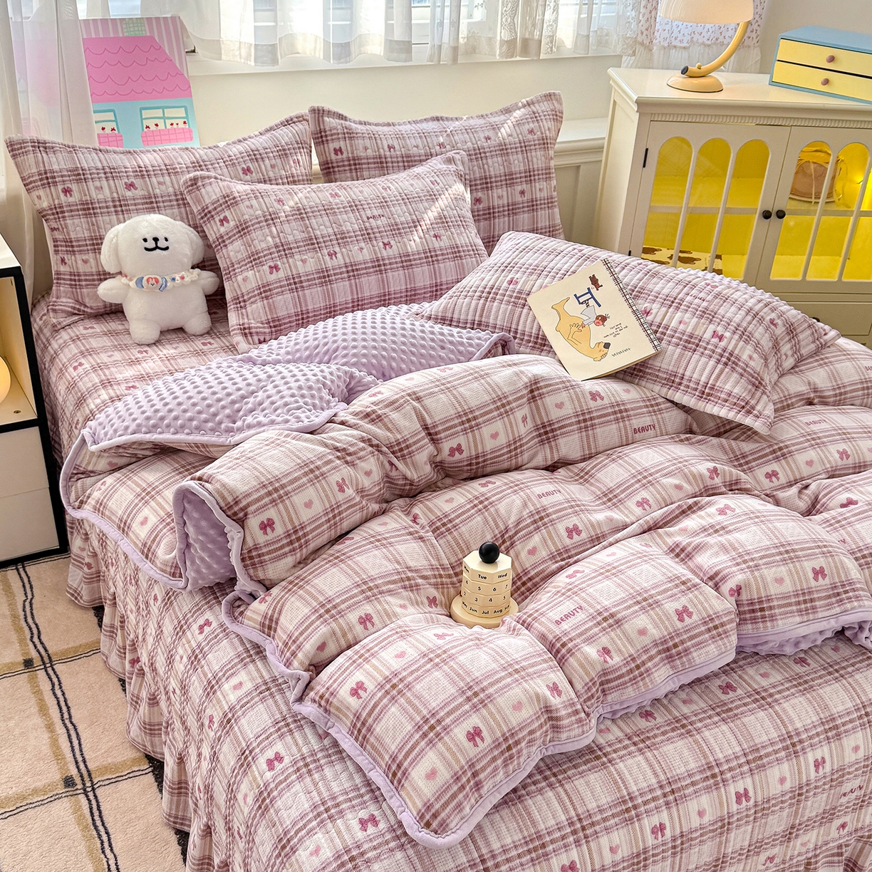 91家纺网 家纺一手货源 找家纺 豫见家纺 2025新款加厚高克重牛奶绒豆豆绒花边床盖四件套 格韵紫