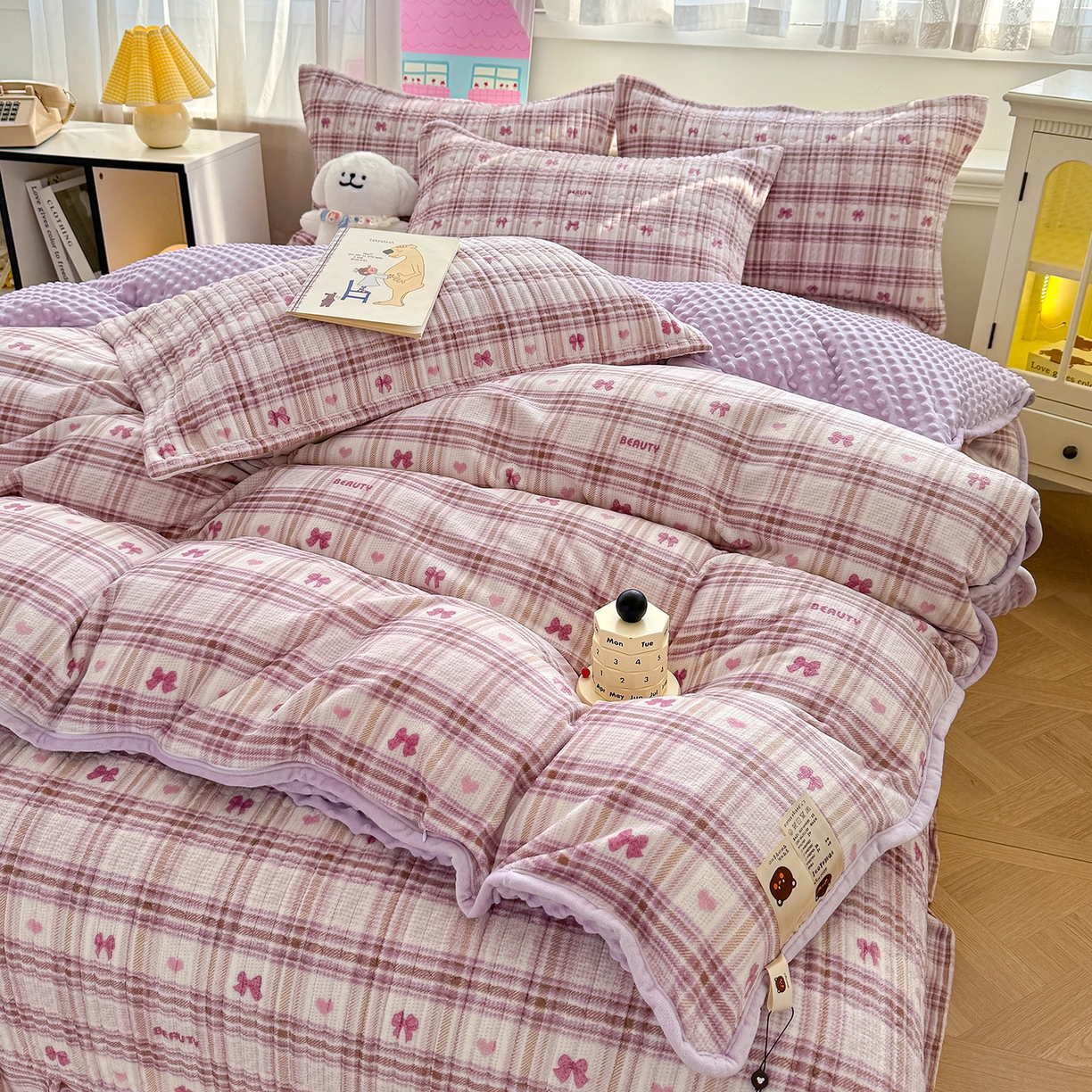 91家纺网 家纺一手货源 找家纺 豫见家纺 2025新款加厚高克重牛奶绒豆豆绒花边床盖四件套 格韵紫