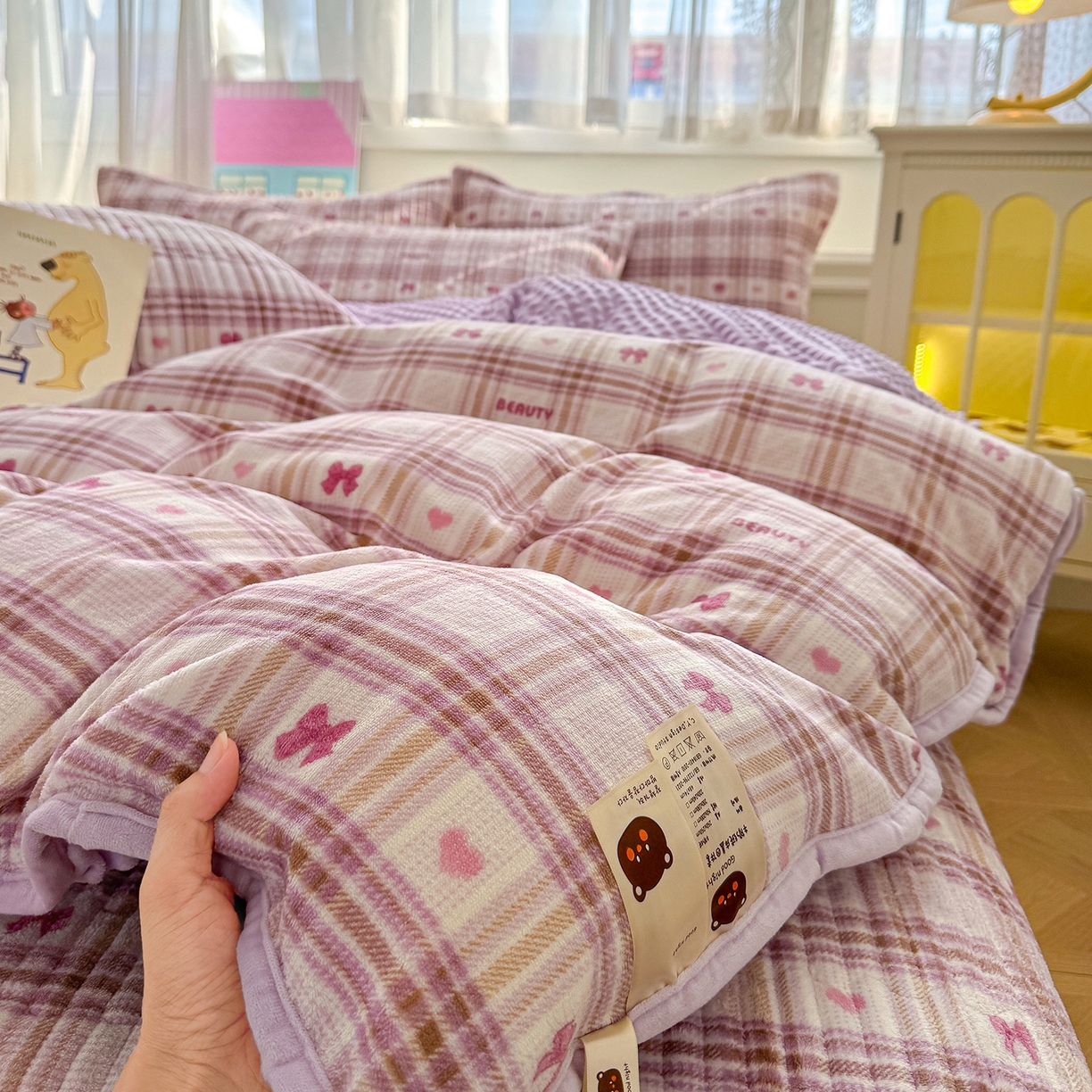 91家纺网 家纺一手货源 找家纺 豫见家纺 2025新款加厚高克重牛奶绒豆豆绒花边床盖四件套 格韵紫