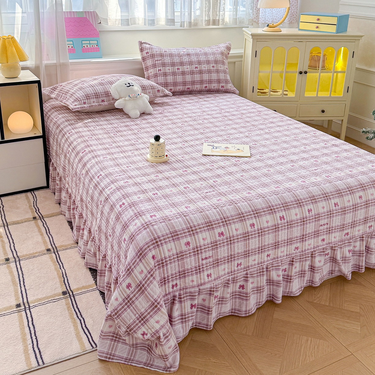 91家纺网 家纺一手货源 找家纺 豫见家纺 2025新款加厚高克重牛奶绒豆豆绒花边床盖四件套 格韵紫