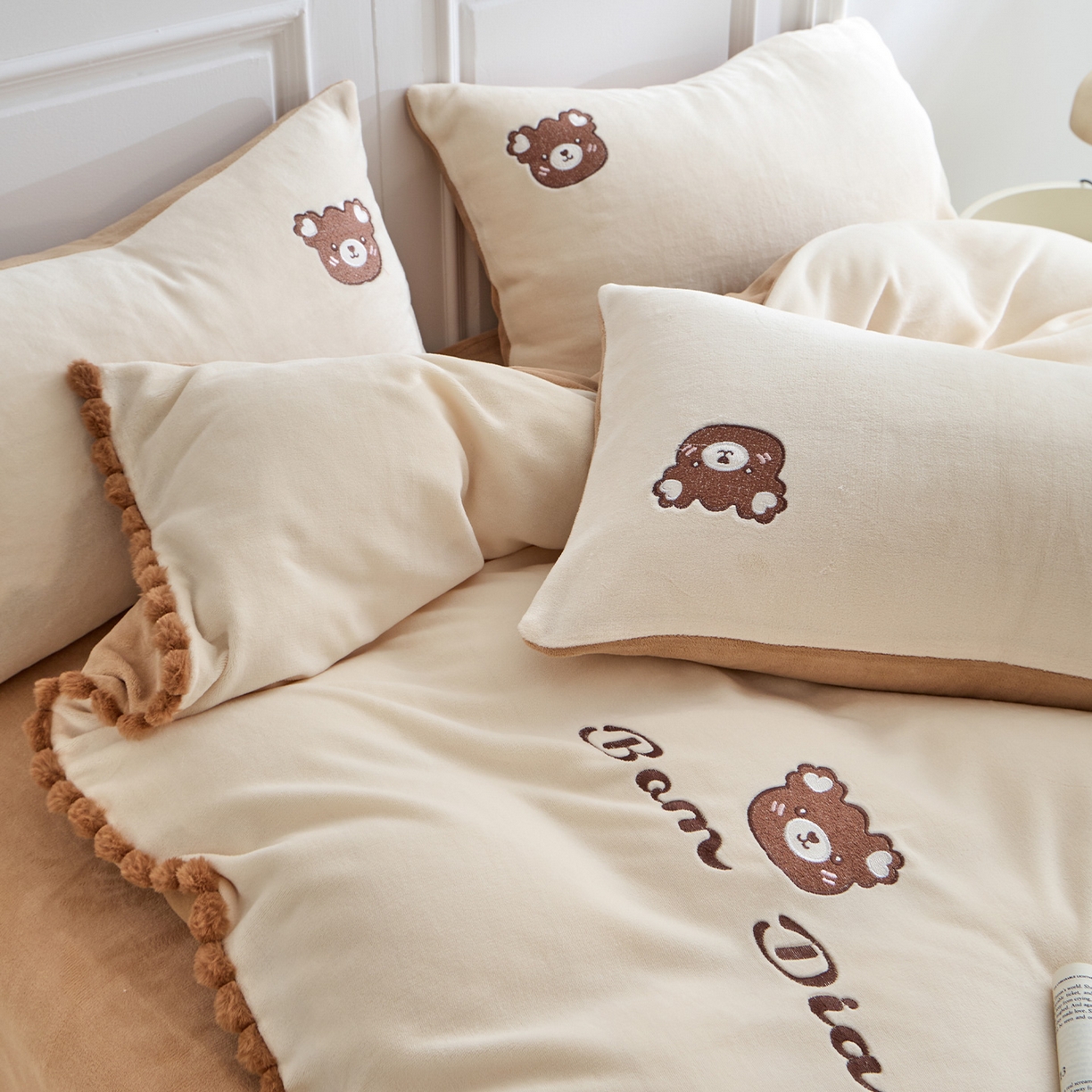 91家纺网 家纺一手货源 找家纺 （总）蓝邻家纺 2025新款牛奶绒大版刺绣四件套-卡通系列