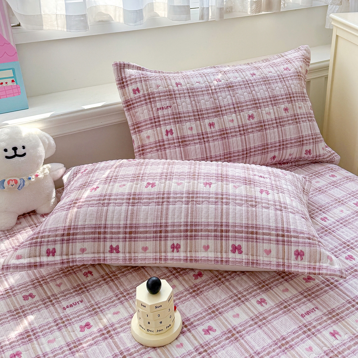 91家纺网 家纺一手货源 找家纺 豫见家纺 2025新款加厚高克重牛奶绒豆豆绒花边床盖四件套 格韵紫