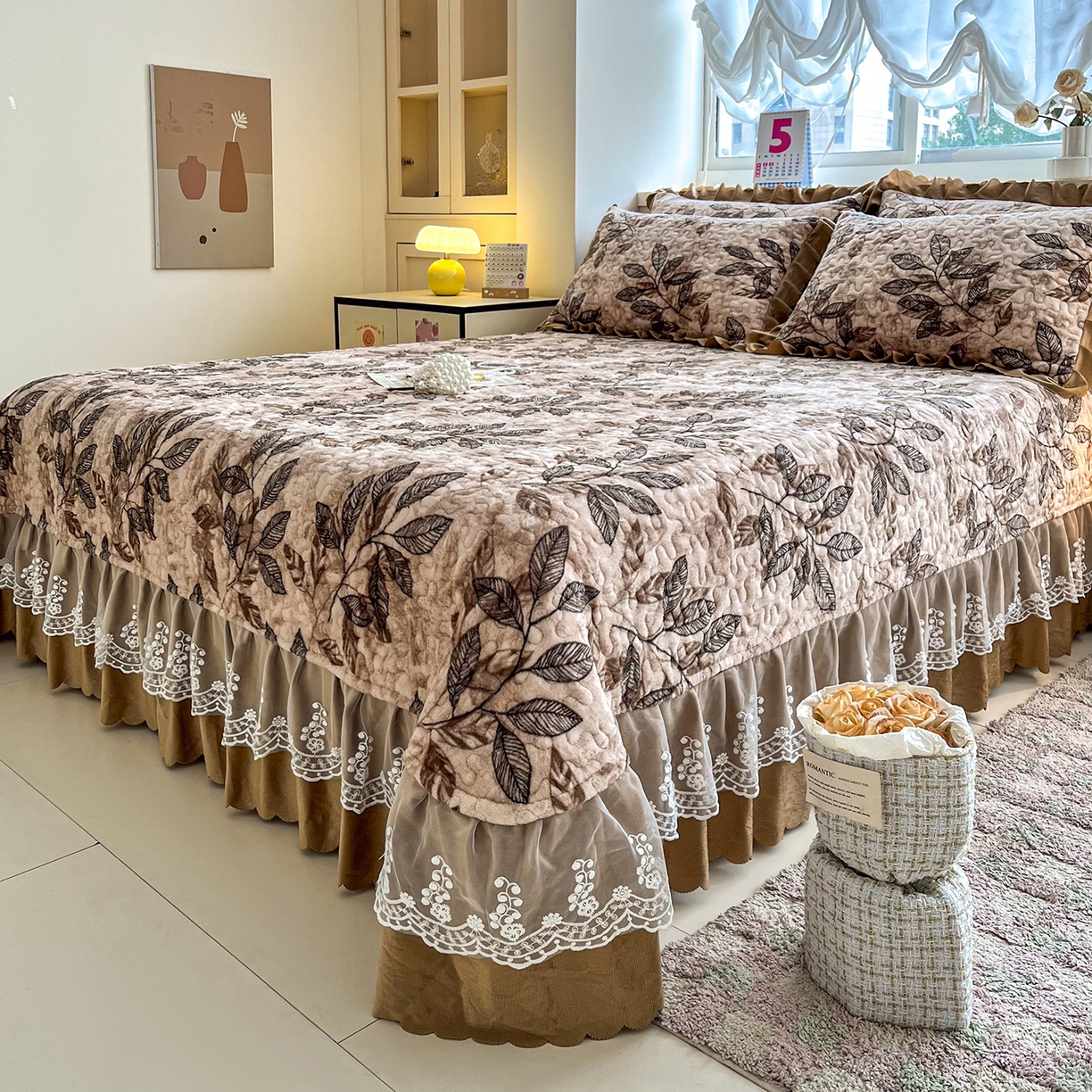 91家纺网 家纺一手货源 找家纺 艺慕家纺 2025新款时尚印花牛奶绒床盖四件套叶暖咖