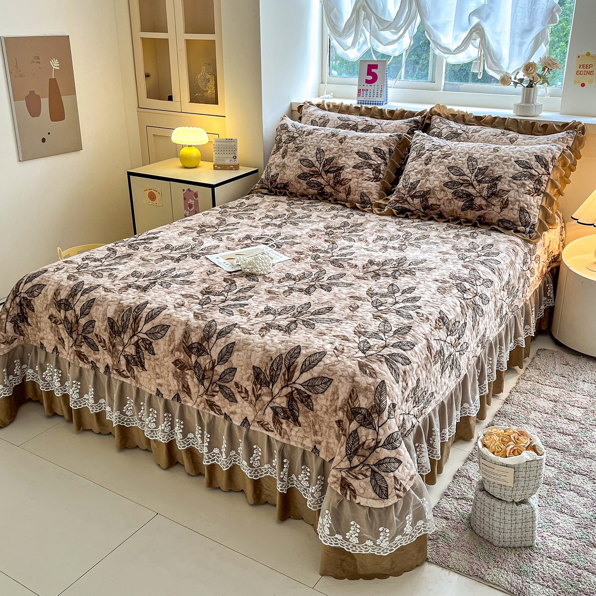 91家纺网 家纺一手货源 找家纺 艺慕家纺 2025新款时尚印花牛奶绒床盖四件套叶暖咖