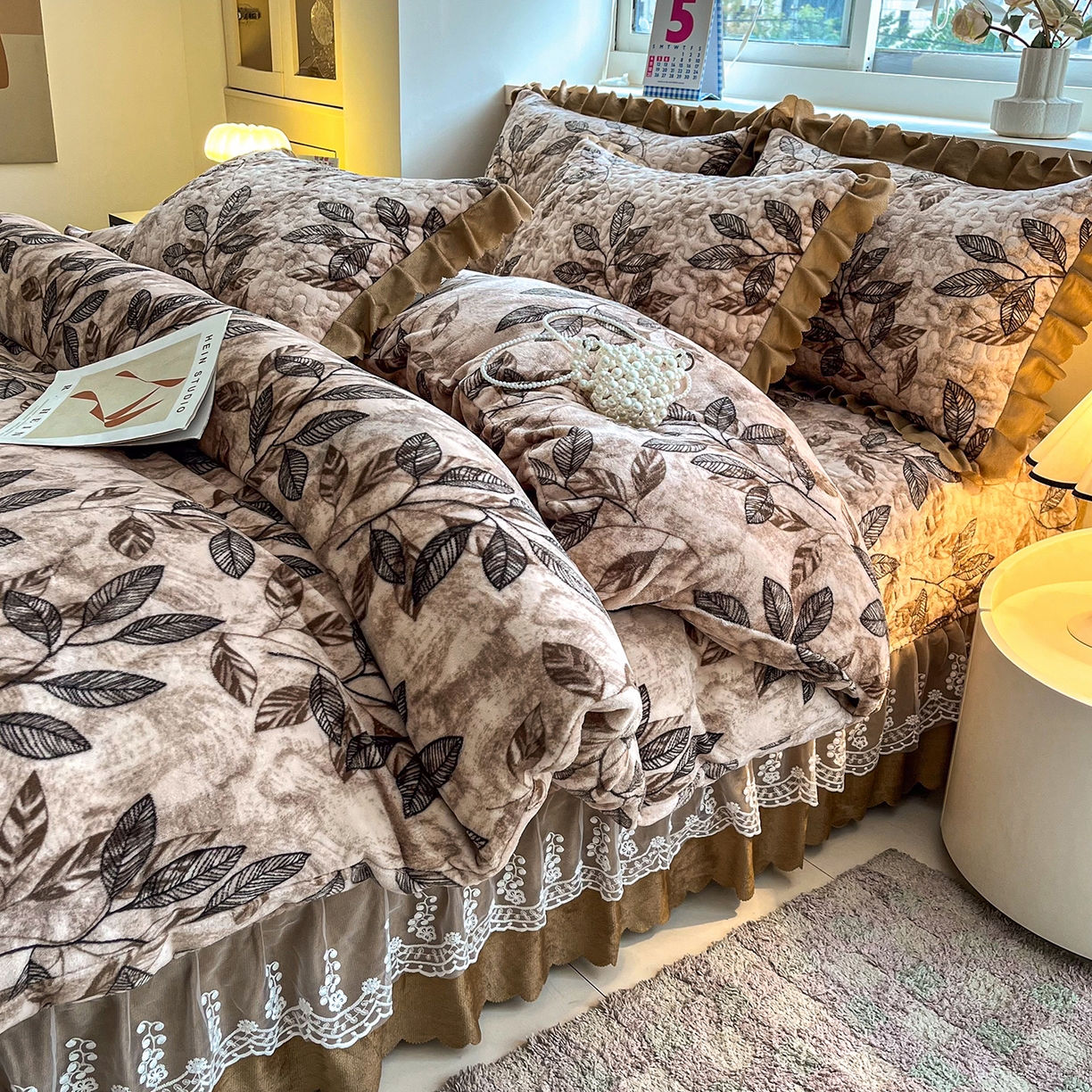 91家纺网 家纺一手货源 找家纺 艺慕家纺 2025新款时尚印花牛奶绒床盖四件套叶暖咖