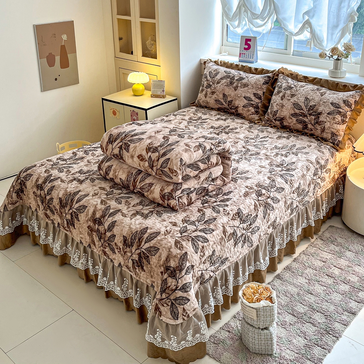 91家纺网 家纺一手货源 找家纺 艺慕家纺 2025新款时尚印花牛奶绒床盖四件套叶暖咖