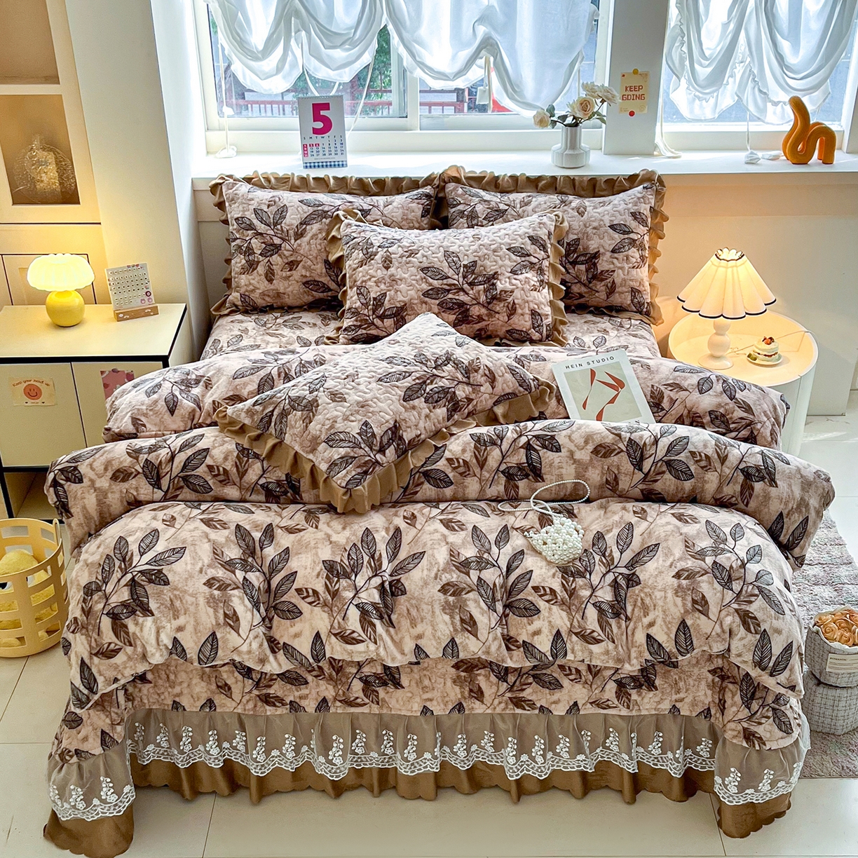 91家纺网 家纺一手货源 找家纺 艺慕家纺 2025新款时尚印花牛奶绒床盖四件套叶暖咖