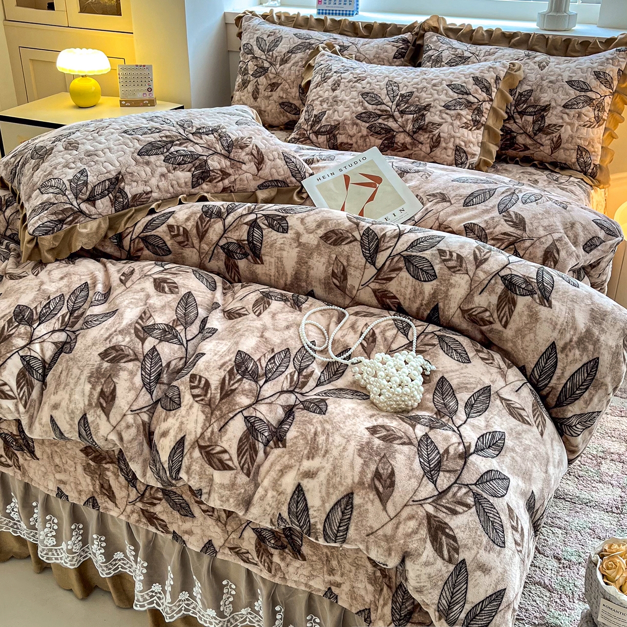 91家纺网 家纺一手货源 找家纺 艺慕家纺 2025新款时尚印花牛奶绒床盖四件套叶暖咖