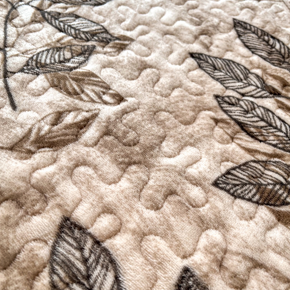 91家纺网 家纺一手货源 找家纺 艺慕家纺 2025新款时尚印花牛奶绒床盖四件套叶暖咖