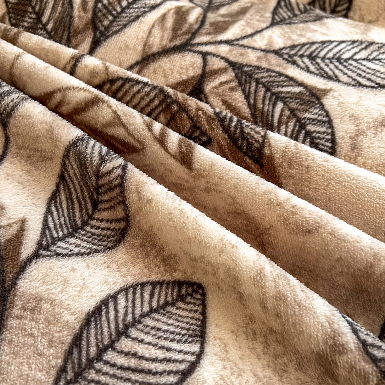 91家纺网 家纺一手货源 找家纺 艺慕家纺 2025新款时尚印花牛奶绒床盖四件套叶暖咖