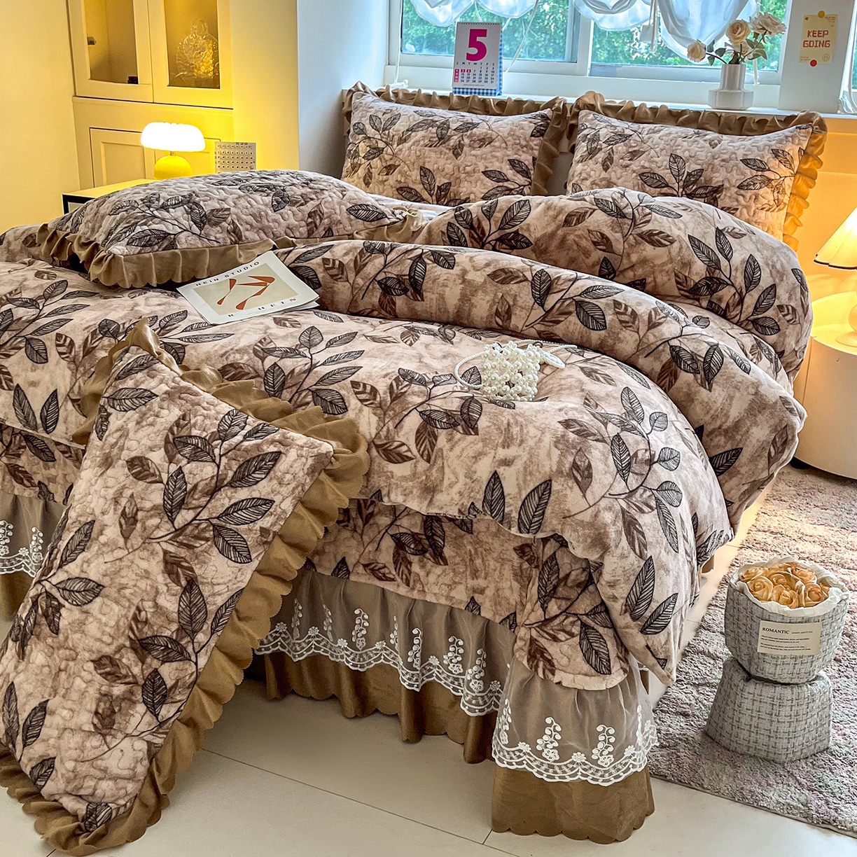 91家纺网 家纺一手货源 找家纺 艺慕家纺 2025新款时尚印花牛奶绒床盖四件套叶暖咖