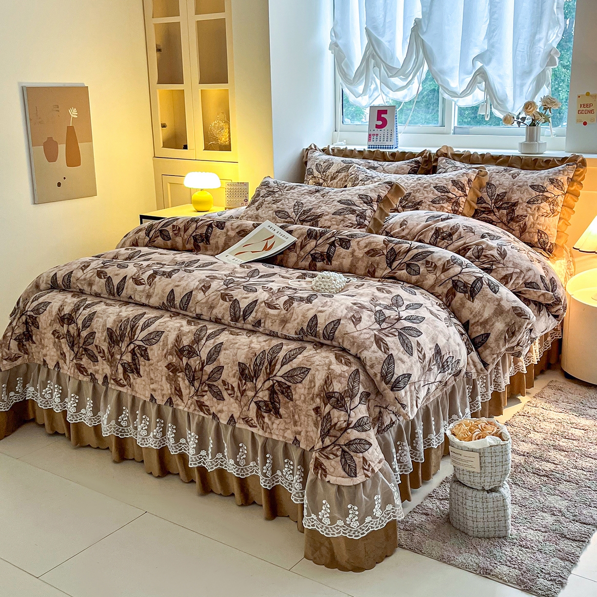 91家纺网 家纺一手货源 找家纺 艺慕家纺 2025新款时尚印花牛奶绒床盖四件套叶暖咖