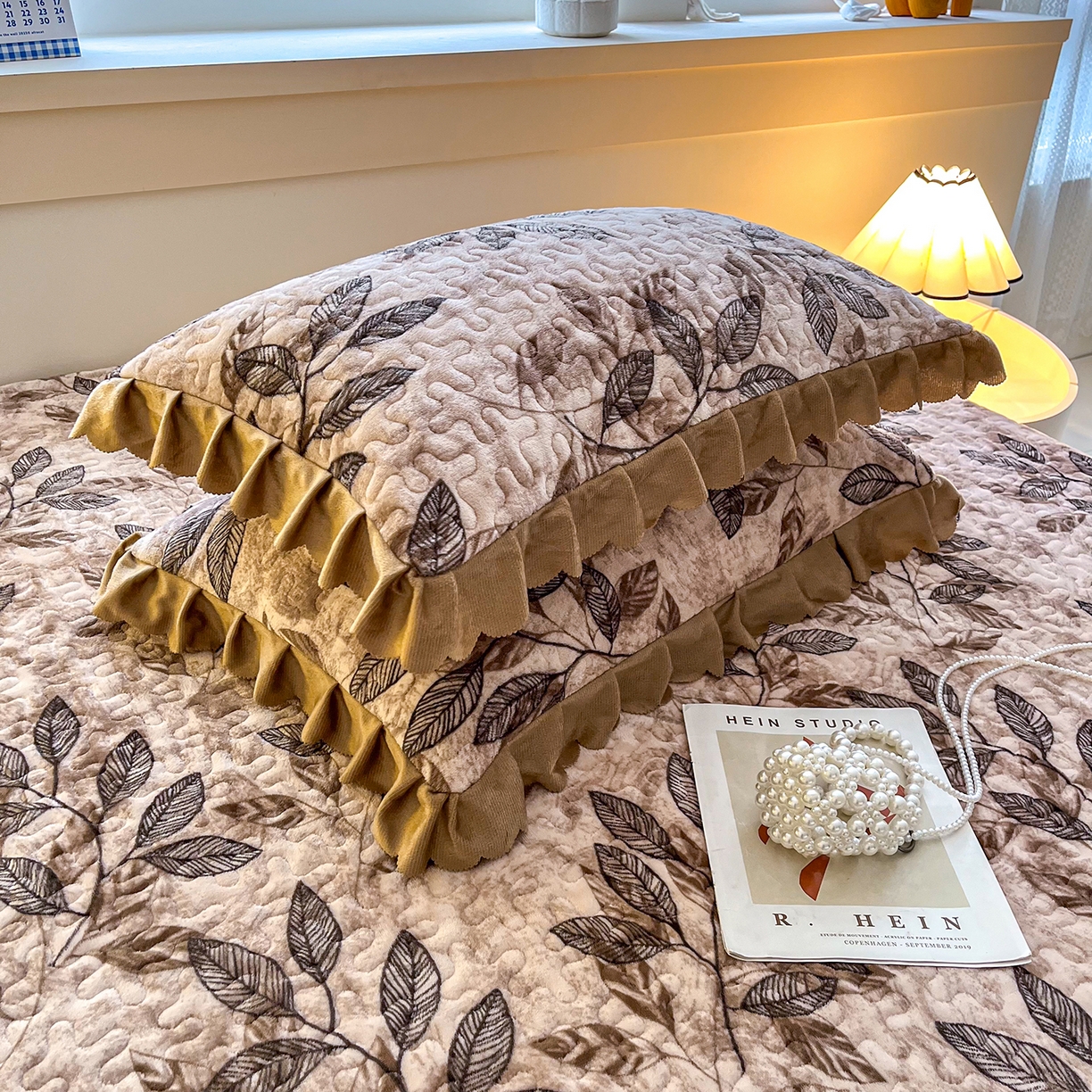 91家纺网 家纺一手货源 找家纺 艺慕家纺 2025新款时尚印花牛奶绒床盖四件套叶暖咖