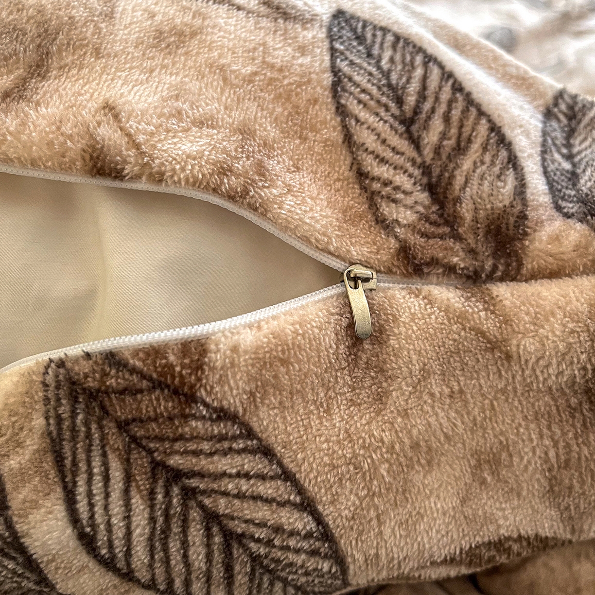 91家纺网 家纺一手货源 找家纺 艺慕家纺 2025新款时尚印花牛奶绒床盖四件套叶暖咖