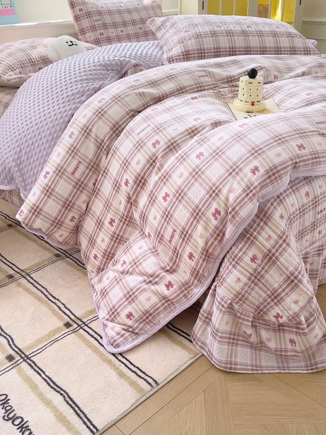 91家纺网 家纺一手货源 找家纺 豫见家纺 2025新款加厚高克重牛奶绒豆豆绒花边床盖四件套 格韵紫