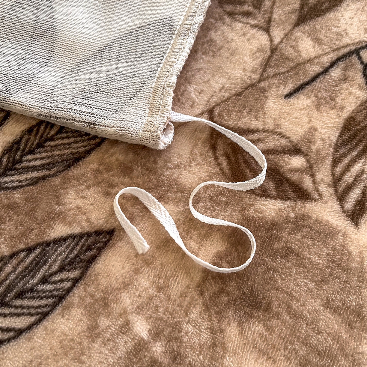 91家纺网 家纺一手货源 找家纺 艺慕家纺 2025新款时尚印花牛奶绒床盖四件套叶暖咖