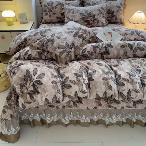 91家纺网 家纺一手货源 找家纺 艺慕家纺 2025新款时尚印花牛奶绒床盖四件套叶暖咖