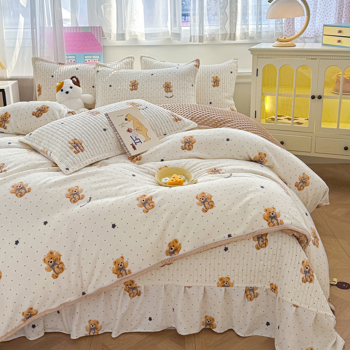 91家纺网 家纺一手货源 找家纺 豫见家纺 2025新款加厚高克重牛奶绒豆豆绒花边床盖四件套 维尼熊