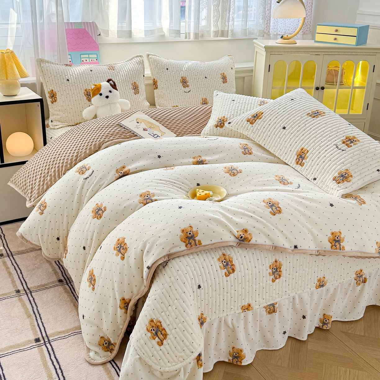 91家纺网 家纺一手货源 找家纺 豫见家纺 2025新款加厚高克重牛奶绒豆豆绒花边床盖四件套 维尼熊