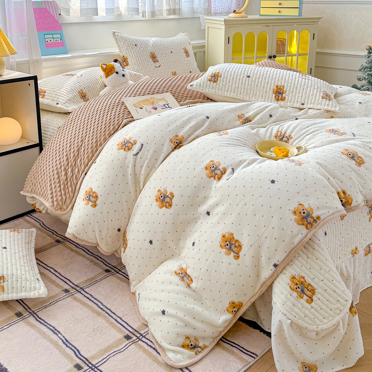 91家纺网 家纺一手货源 找家纺 豫见家纺 2025新款加厚高克重牛奶绒豆豆绒花边床盖四件套 维尼熊