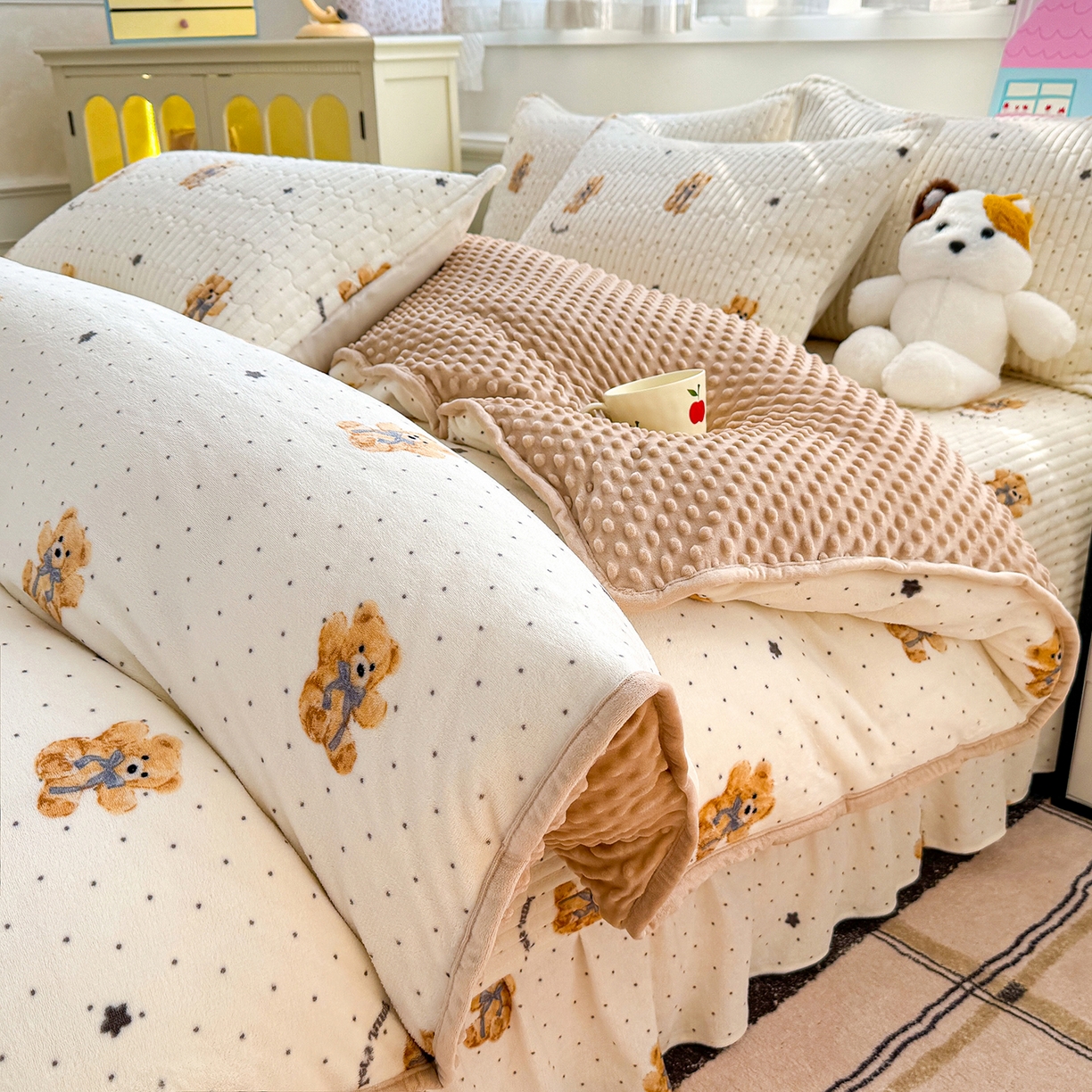 91家纺网 家纺一手货源 找家纺 豫见家纺 2025新款加厚高克重牛奶绒豆豆绒花边床盖四件套 维尼熊