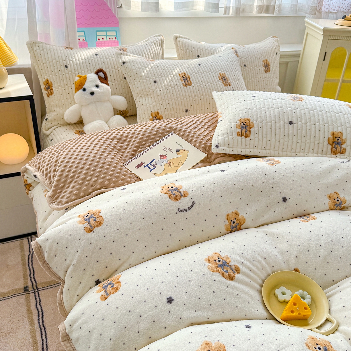 91家纺网 家纺一手货源 找家纺 豫见家纺 2025新款加厚高克重牛奶绒豆豆绒花边床盖四件套 维尼熊