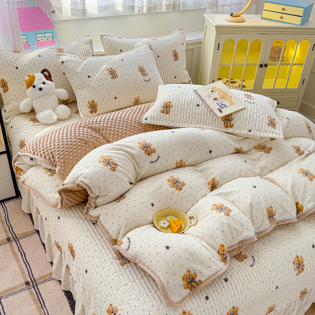 91家纺网 家纺一手货源 找家纺 豫见家纺 2025新款加厚高克重牛奶绒豆豆绒花边床盖四件套 维尼熊