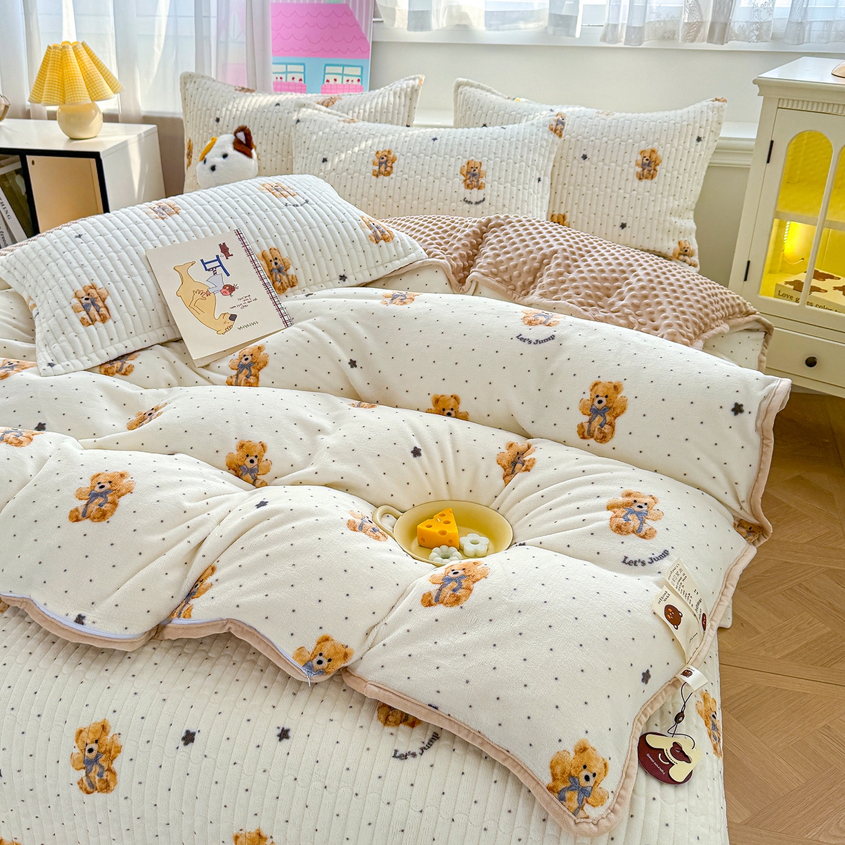 91家纺网 家纺一手货源 找家纺 豫见家纺 2025新款加厚高克重牛奶绒豆豆绒花边床盖四件套 维尼熊