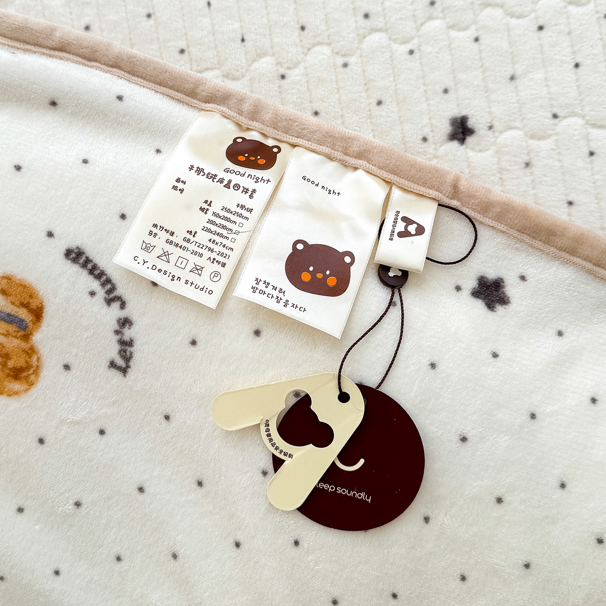 91家纺网 家纺一手货源 找家纺 豫见家纺 2025新款加厚高克重牛奶绒豆豆绒花边床盖四件套 维尼熊