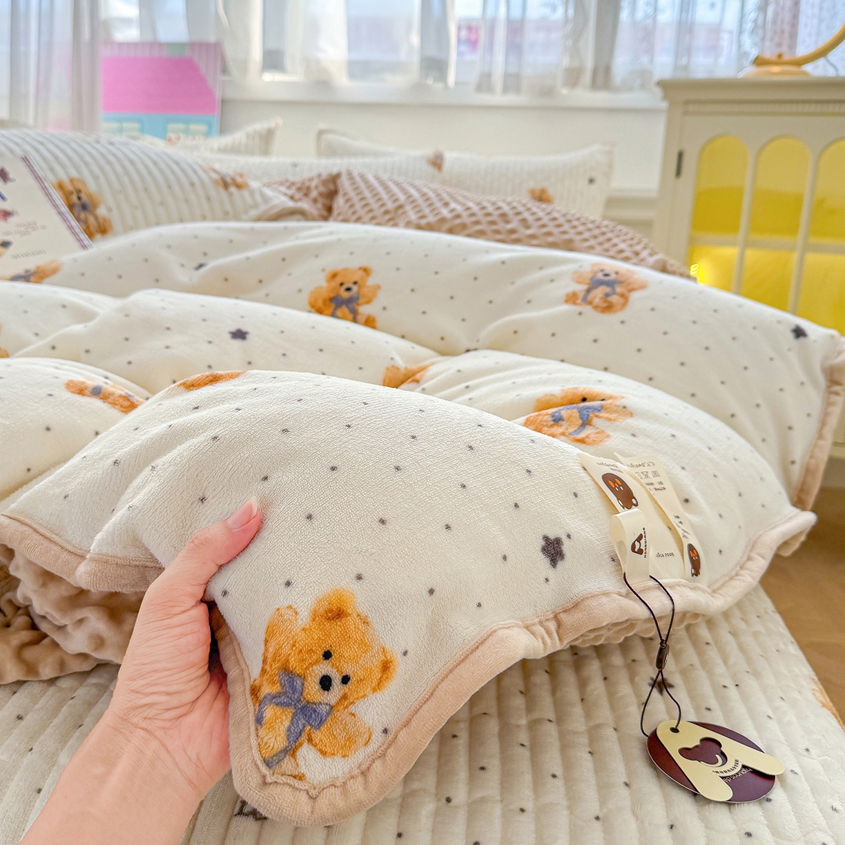 91家纺网 家纺一手货源 找家纺 豫见家纺 2025新款加厚高克重牛奶绒豆豆绒花边床盖四件套 维尼熊