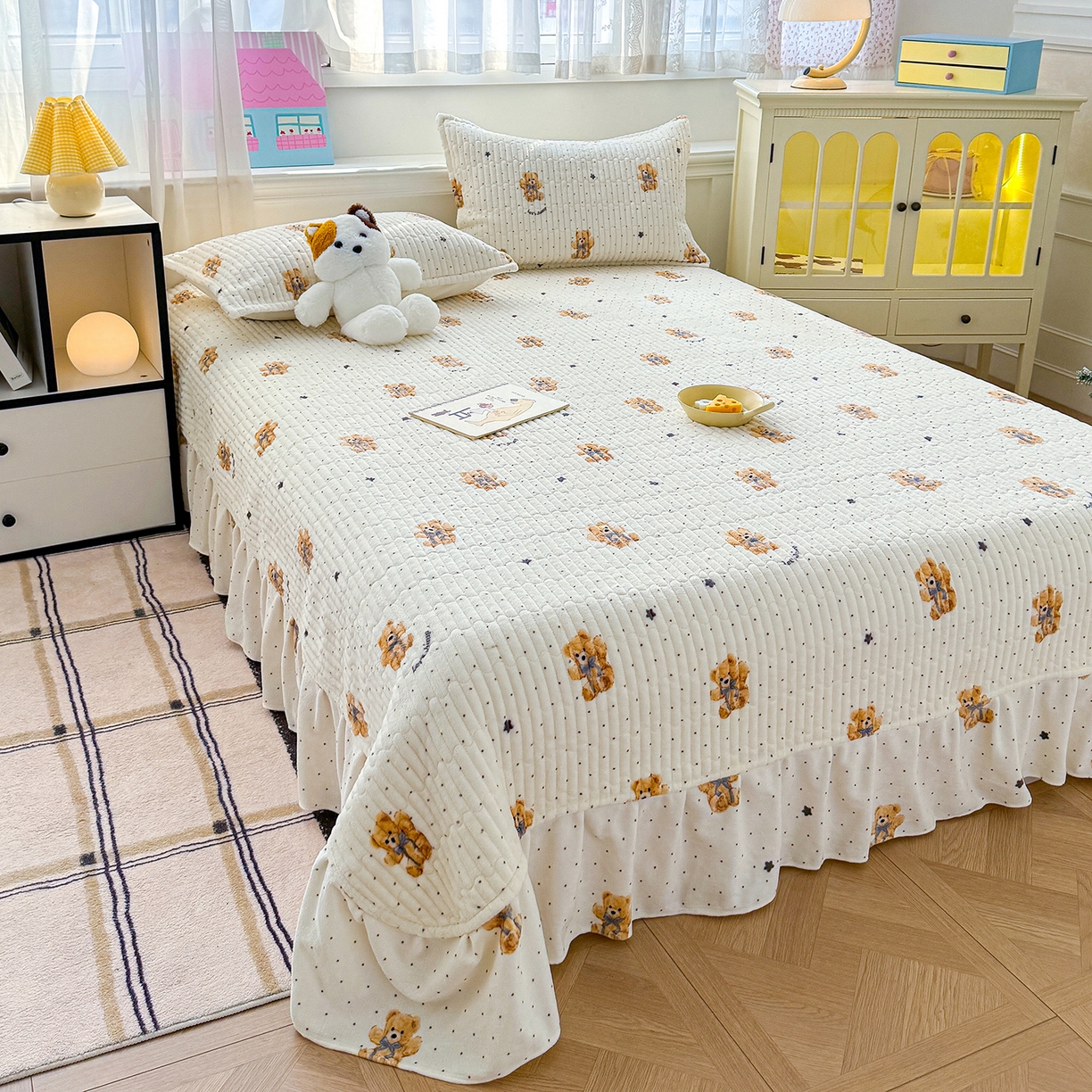 91家纺网 家纺一手货源 找家纺 豫见家纺 2025新款加厚高克重牛奶绒豆豆绒花边床盖四件套 维尼熊