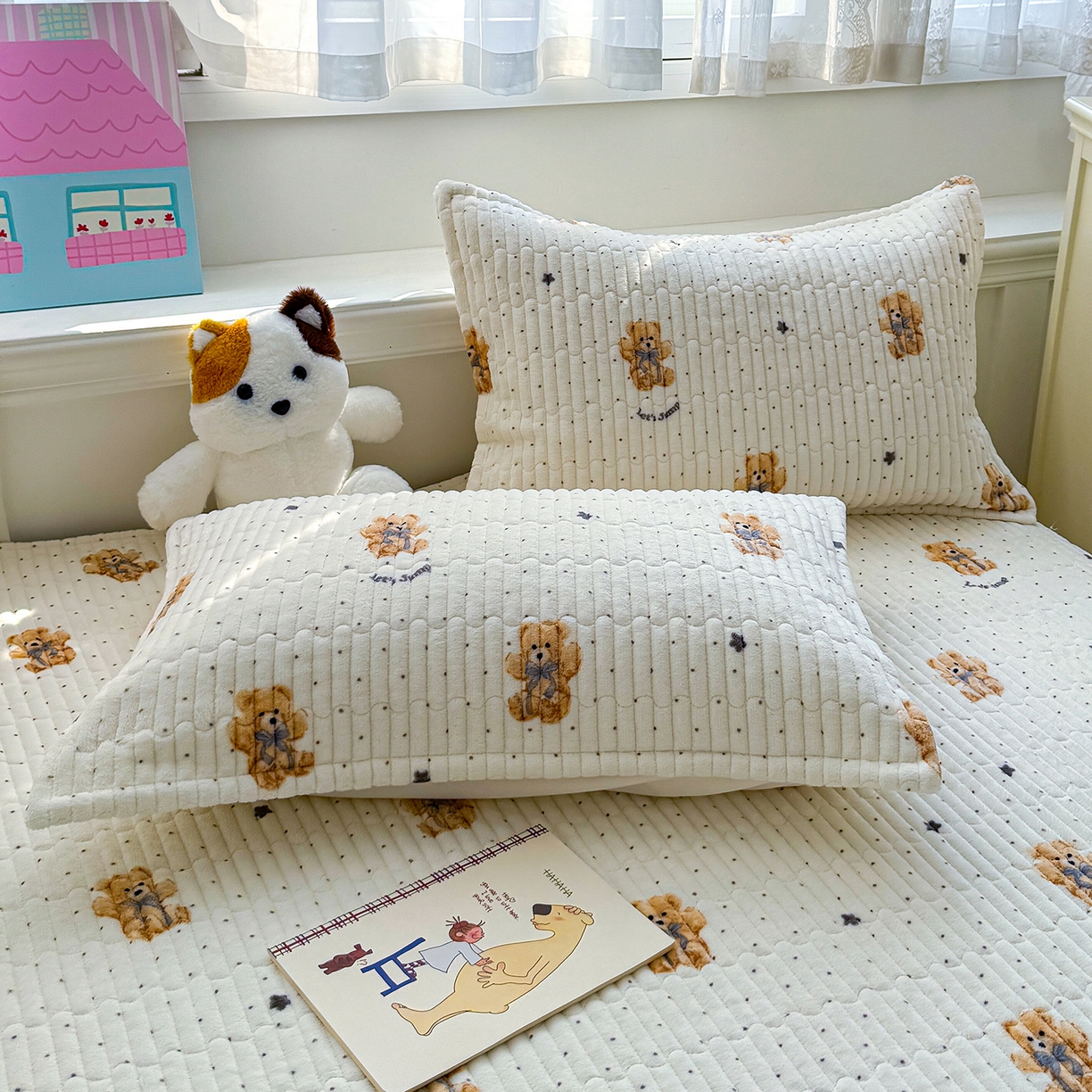 91家纺网 家纺一手货源 找家纺 豫见家纺 2025新款加厚高克重牛奶绒豆豆绒花边床盖四件套 维尼熊