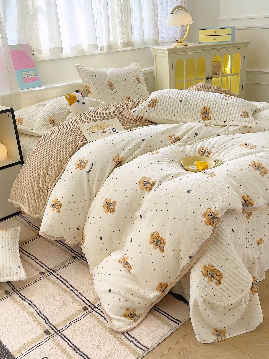 91家纺网 家纺一手货源 找家纺 豫见家纺 2025新款加厚高克重牛奶绒豆豆绒花边床盖四件套 维尼熊