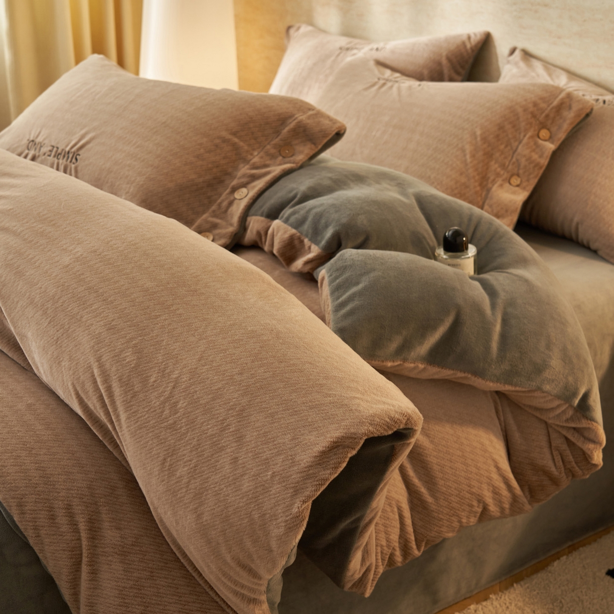 91家纺网 家纺一手货源 找家纺 寐绸家纺 2025秋冬新款230g雪貂绒阳离子提花牛奶绒四件套 雪貂绒-奶茶咖